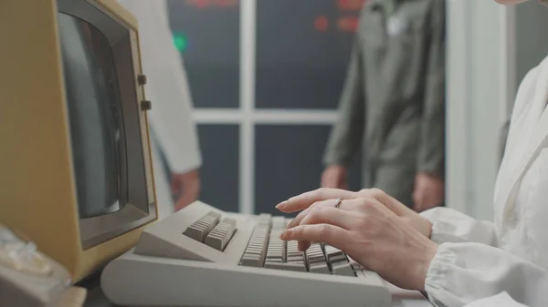 Жінка працює зі старим комп'ютером — стокове фото