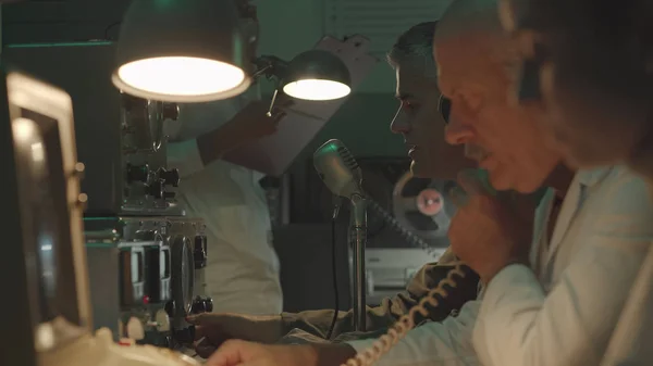 Cientistas trabalhando em uma sala de controle vintage — Fotografia de Stock