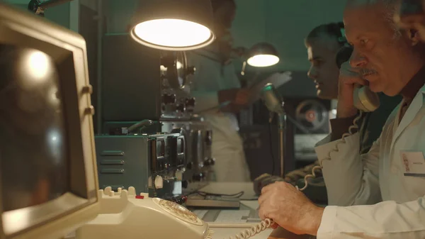 Científicos trabajando en una sala de control vintage — Foto de Stock