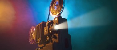 Vintage film projektörü ve film gösterimi