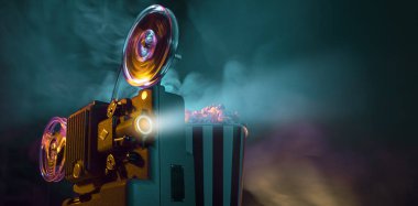 Vintage film projektörü ve film gösterimi