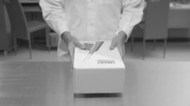 Klasik tarz bilim adamı yepyeni bir akıllı telefon sunuyor.