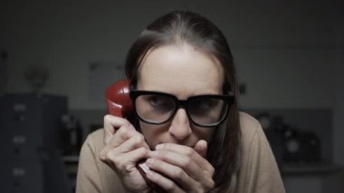 Telefondaki kadın sırlarını anlatıyor.
