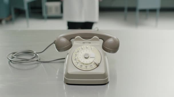 Cientista afastando um telefone obsoleto — Vídeo de Stock