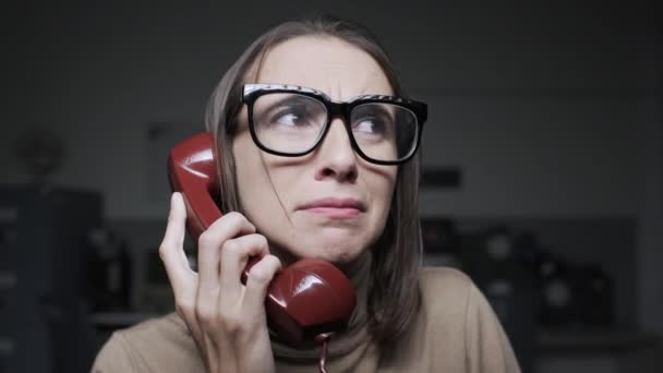Mujer recibiendo malas noticias por teléfono — Vídeos de Stock