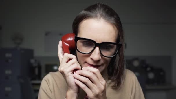 Femme effrayée recevant de mauvaises nouvelles au téléphone — Video