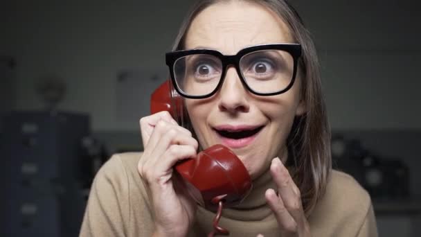 Mujer recibiendo noticias impactantes por teléfono — Vídeos de Stock