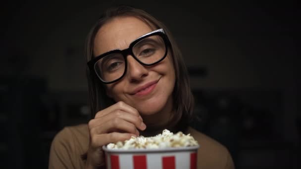 Mujer viendo películas románticas — Vídeos de Stock