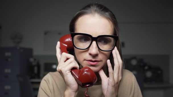 Испуганная женщина получает плохие новости по телефону — стоковое видео