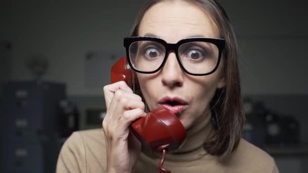 Mujer recibiendo noticias impactantes por teléfono — Vídeos de Stock