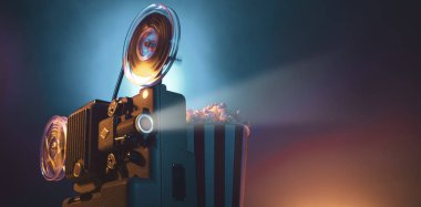 Vintage film projektörü ve film gösterimi
