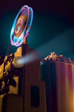Vintage film projektörü ve film gösterimi