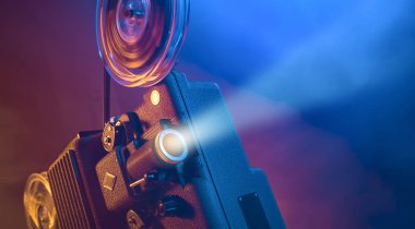 Vintage film projektörü ve film gösterimi