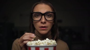 Kadın romantik filmler izliyor.