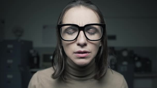 Женщина с проблемами со зрением регулирует очки — стоковое видео