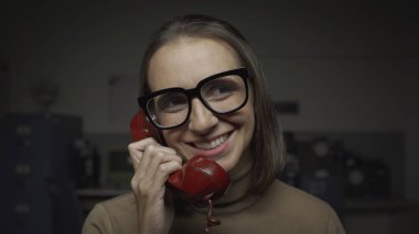 mutlu bir kadın telefonda Sohbet