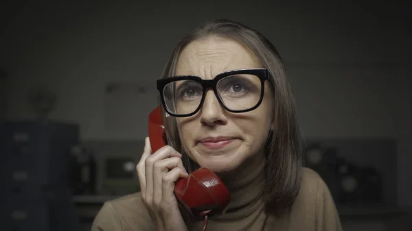 Mujer teniendo una llamada telefónica aburrida —  Fotos de Stock