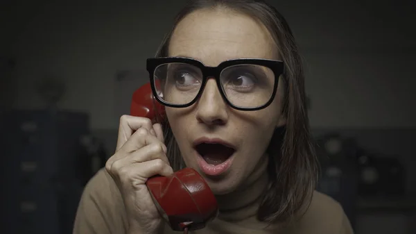 Chockad kvinna prata i telefon — Stockfoto