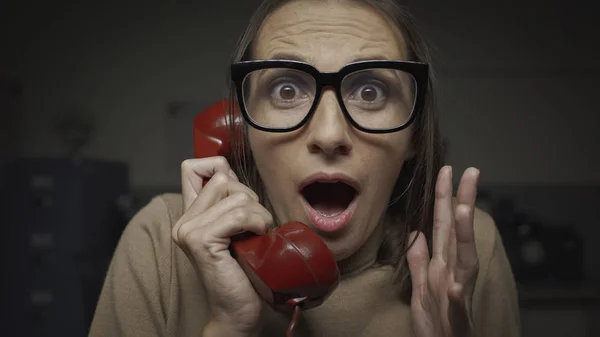 Mulher chocada falando ao telefone — Fotografia de Stock