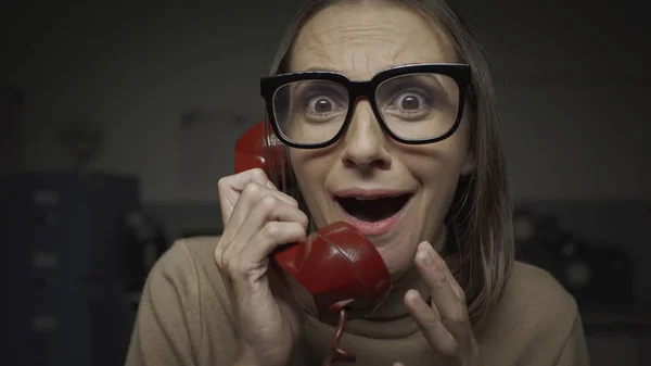 Mujer asustada en el teléfono — Foto de Stock