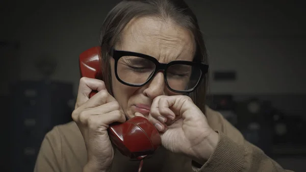Droevige vrouw huilt aan de telefoon — Stockfoto