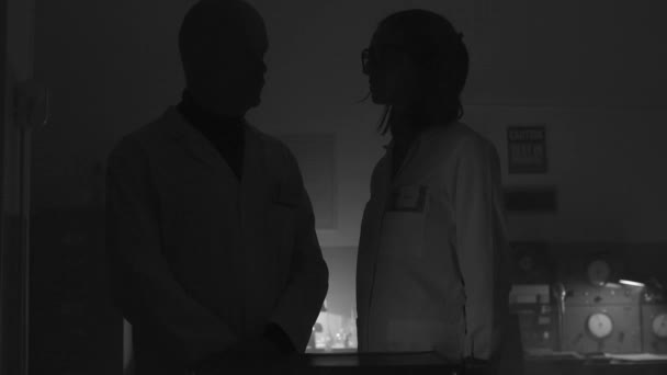 研究室でブリーフケースを開ける科学者 — ストック動画