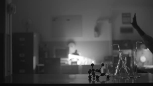 研究室で遊んでお祝いする幸せな科学者 — ストック動画