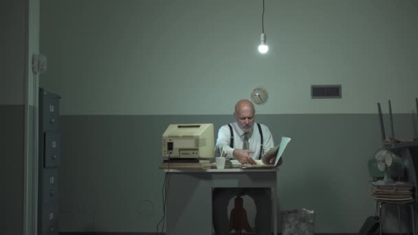 Корпоративный бизнесмен, работающий в обветшалом офисе — стоковое видео