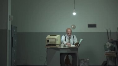 Eski tarz şirket işadamı ofiste çalışıyor.