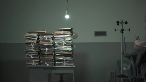 Empresário encontrar um monte de papelada em sua mesa — Vídeo de Stock