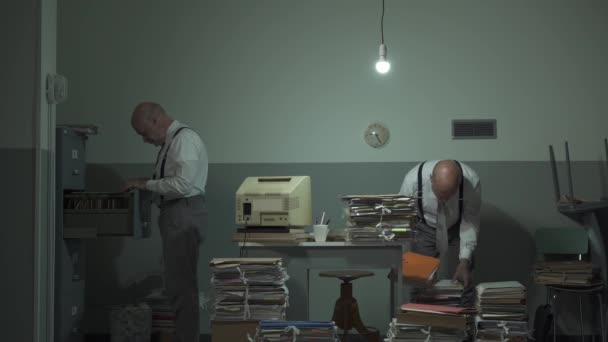 Ofisinde dosya arayan çok görevli bir ofis çalışanı — Stok video