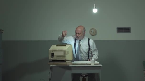 Злой бизнесмен бьет свой устаревший компьютер — стоковое видео