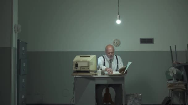 Geschäftsmann im Vintage-Stil im Büro — Stockvideo