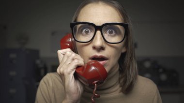 Telefonda konuşurken şok kadın