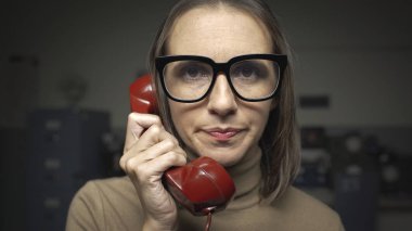 Sıkıcı bir telefon görüşmesi yapan kadın.