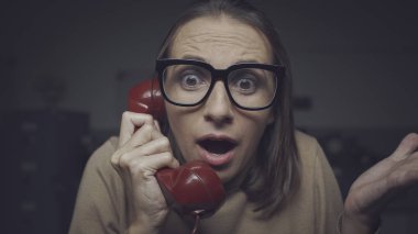 Telefonda konuşurken şok kadın