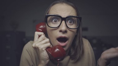 Telefonda konuşurken şok kadın