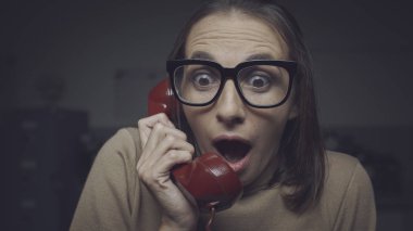 Telefonda konuşurken şok kadın