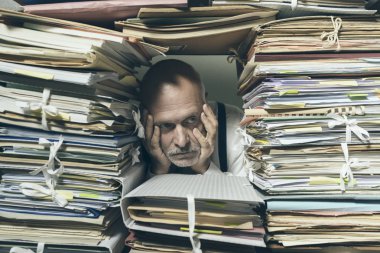 Depresyondaki işadamı evrak işleriyle boğuşuyor