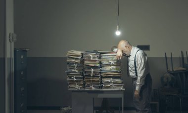 Bir sürü evrak işi olan umutsuz bir işletmeci.