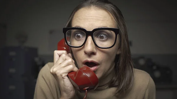 Wstrząśnięty kobieta rozmawia przez telefon — Zdjęcie stockowe