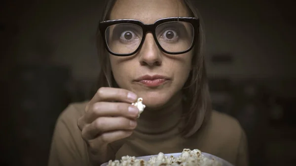 Mujer con adicción al cine —  Fotos de Stock