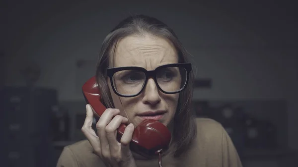 Worried woman on the phone — Stock Photo, Image