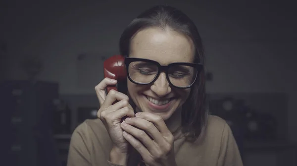 Femme heureuse bavarder au téléphone — Photo