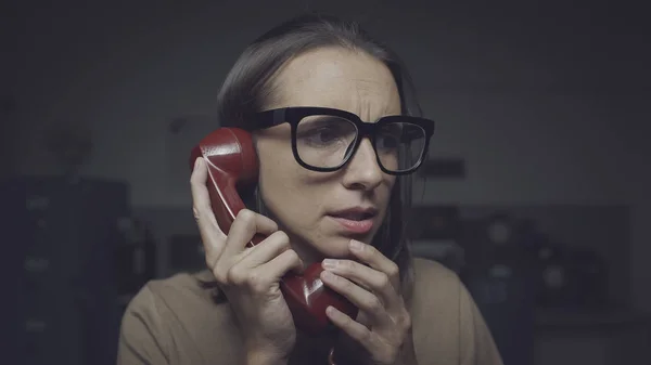 Worried woman on the phone — Stock Photo, Image