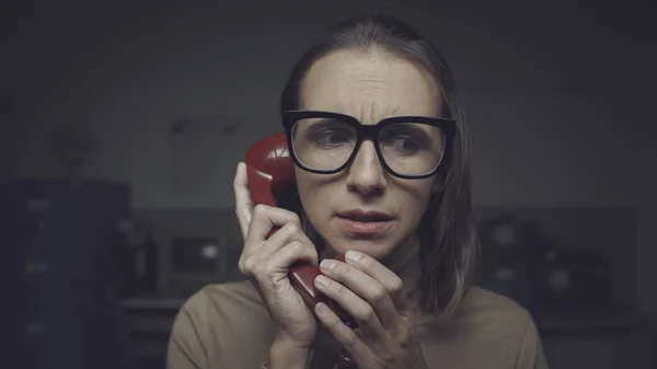 Mulher preocupada ao telefone — Fotografia de Stock