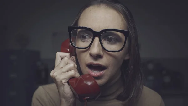 Shocked woman talking on the phone — Stock Photo, Image