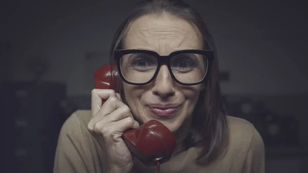 Mulher chocada falando ao telefone — Fotografia de Stock