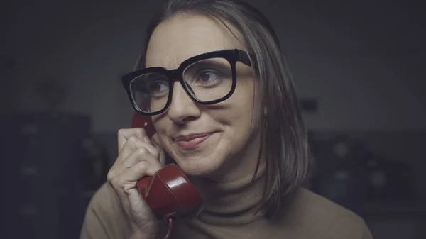 Glückliche Frau plaudert am Telefon — Stockfoto