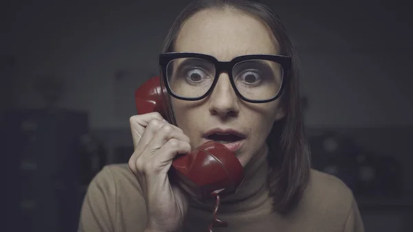 Шокована жінка розмовляє по телефону — стокове фото